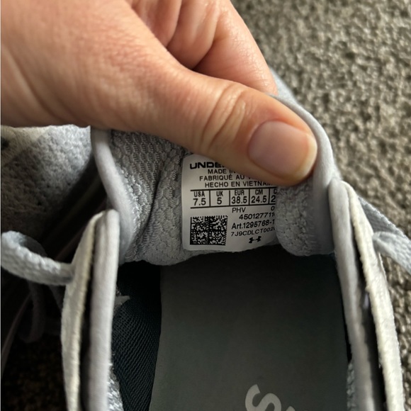 New Under Armour Charged tennis shoes 7.5 - Picture 11 of 13